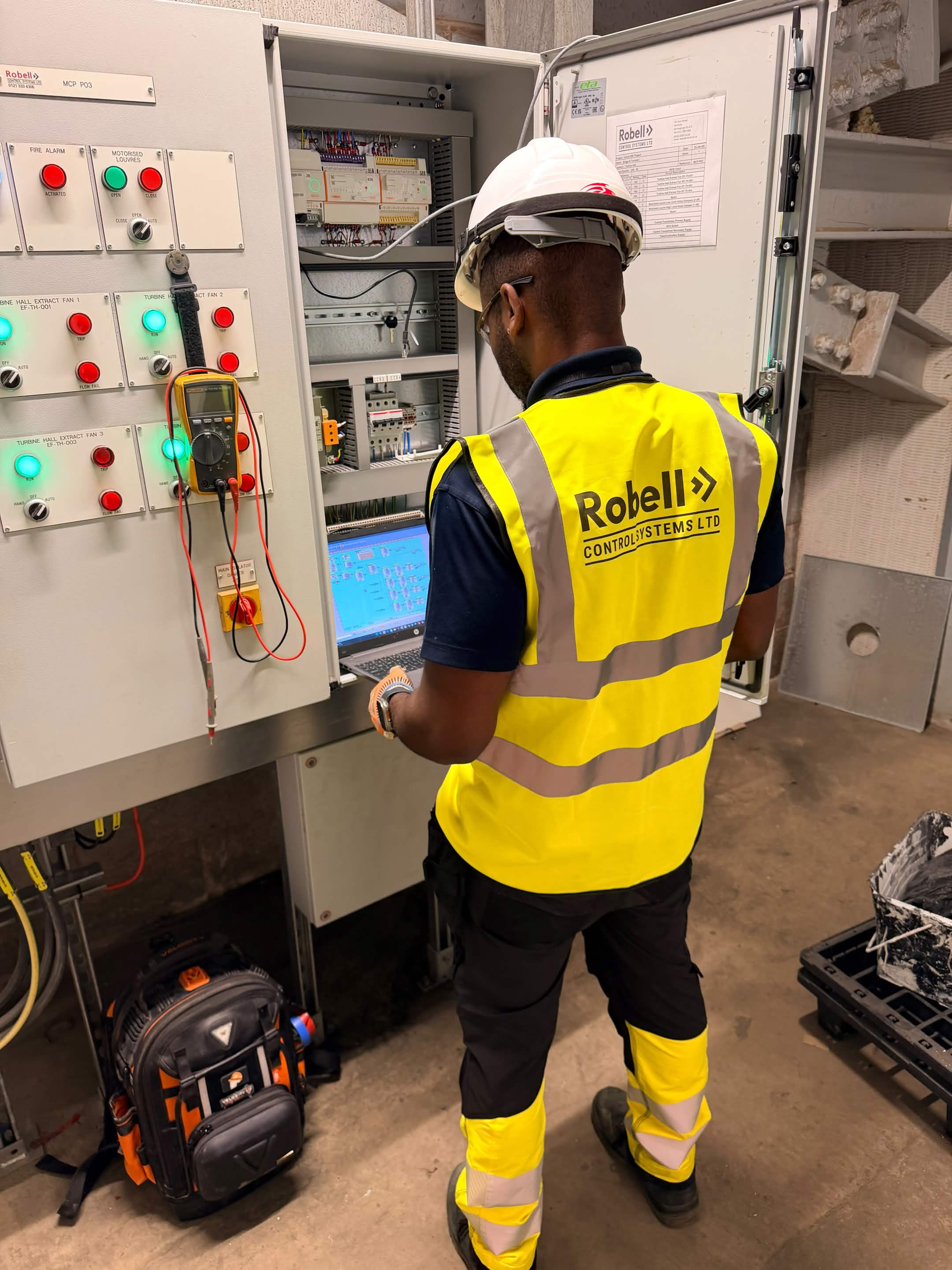 BMS commissioning engineer on site